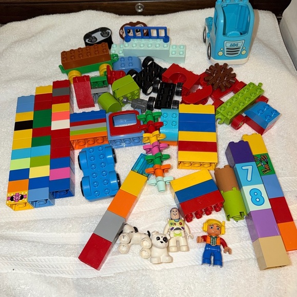 LEGO Duplo Bulk Mixed Lot of 110 Plus Colored Bricks/Blocks People Animals Buzz - Picture 7 of 7
